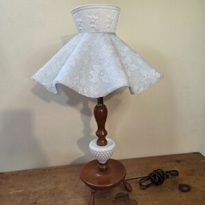 Vintage 1950's Electric Wood Table Lamp With Molded Lace Covered Shade Works!